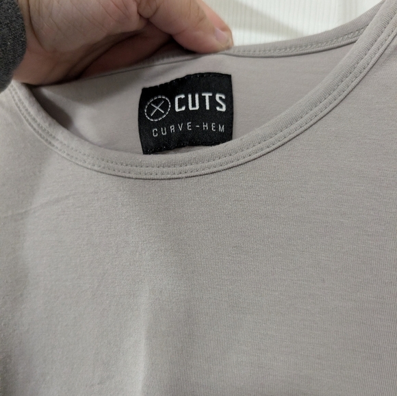 Cuts Mens‎ Large Curved Hem Long Sleeve T-Shirt, Gray, Athleisure - Picture 3 of 5